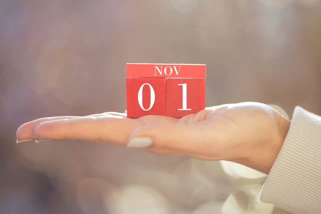 1-november-op-hand_1089381518