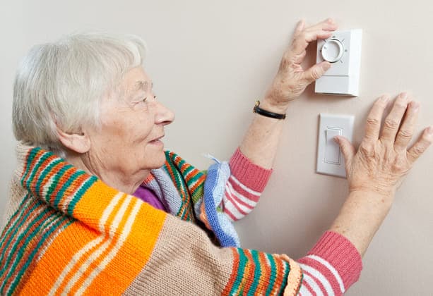 vrouw-koud-energieprijzen